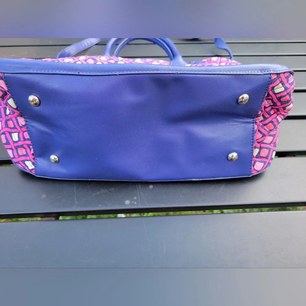 Vera Bradley purse with shoulder strap in excellent condition. - Picture 3 of 9
